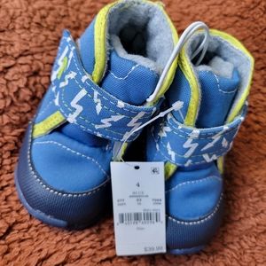 Sew Kai Run size 4 shoes